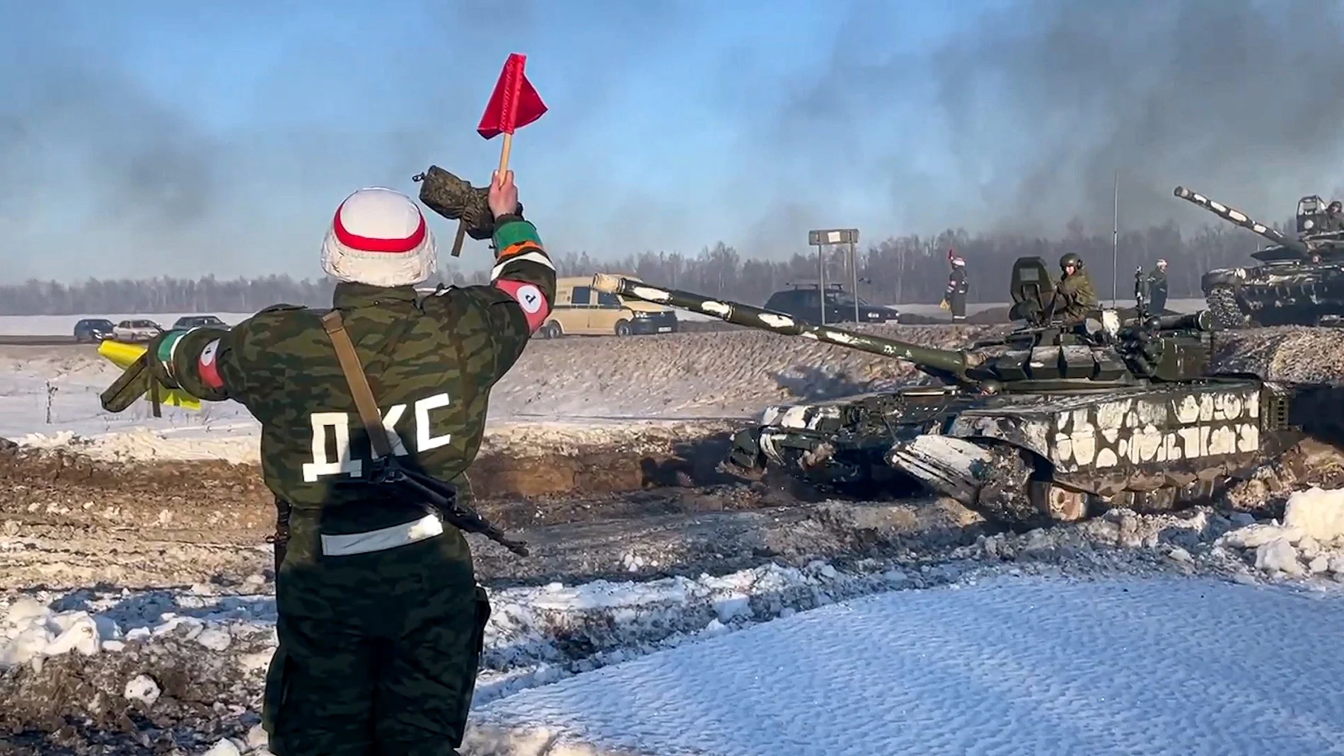 Tanques del ejército ruso regresan a su base permanente después de los ejercicios en Rusia en febrero de este año