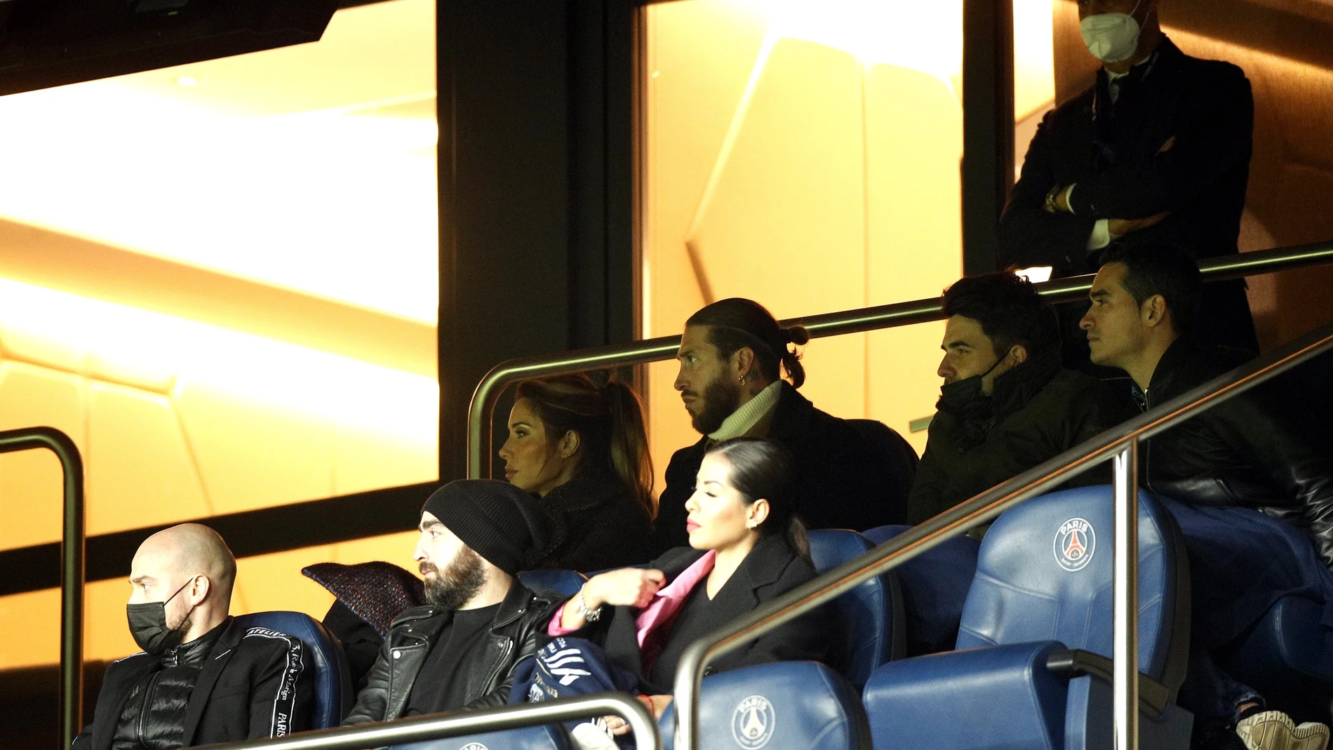 Sergio Ramos y Pilar Rubio, en las gradas del Parque de los Príncipes durante el PSG-Real Madrid.