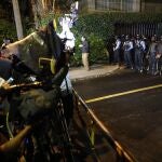Agentes policiales rodean hoy la residencia del expresidente hondureño Juan Orlando Hernández, mientras periodistas realizan cubrimiento en Tegucigalpa (Honduras)