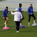 El entrenador del Real Madrid, Carlos Ancelotti da instrucciones en un entrenamiento