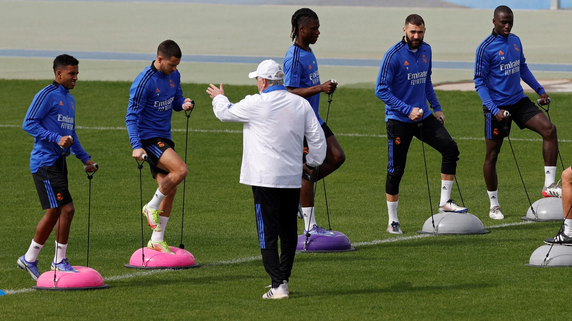 El entrenador del Real Madrid, Carlos Ancelotti da instrucciones en un entrenamiento