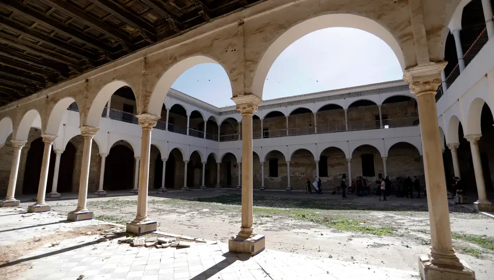El presidente de la Junta, Juanma Moreno, durante la visita a el convento de la Trinidad a 16 de febrero 2022 en Málaga. Álex Zea / Europa Press