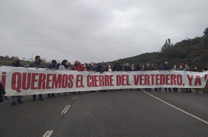 Manifestación en Nerva por el cierre del vertedero