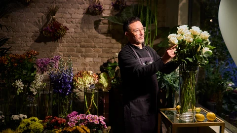 Julián Carranza, de la Floristería “El Florista”, en la calle Almadén 12, en pleno Barrio de Las Letras