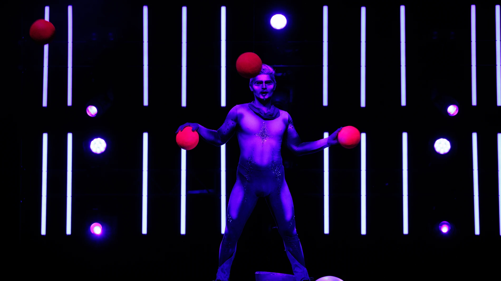 El malabarista ruso, Victor Moiseev, en la presentación del XII Festival Internacional de Magia de Madrid en el Circo Price