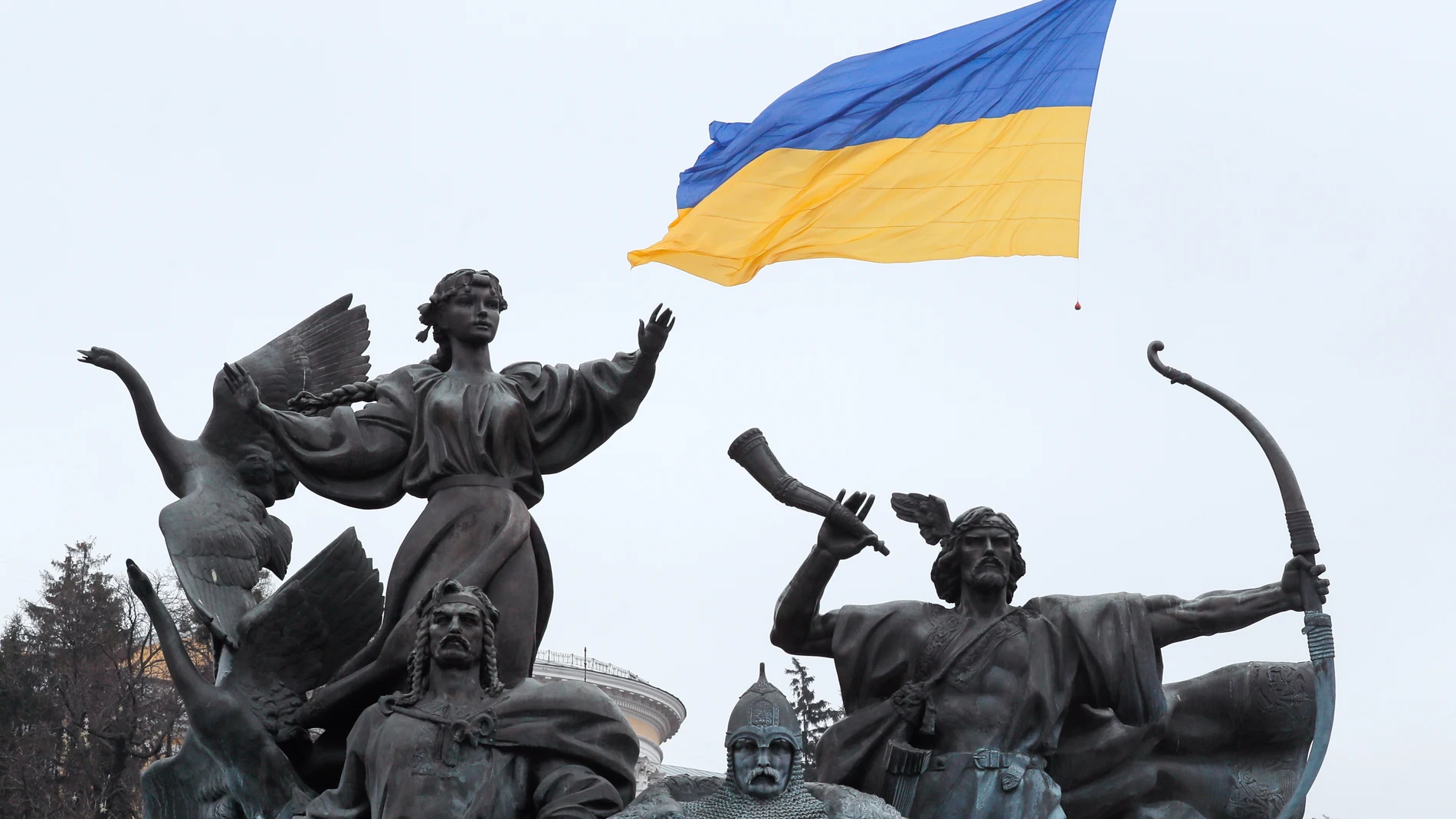 Un dron sobrevuela con la bandera de Ucrania el monumento a los fundadores de Kiev, con motivo del Día de la Unidad que se celebraba hoy.