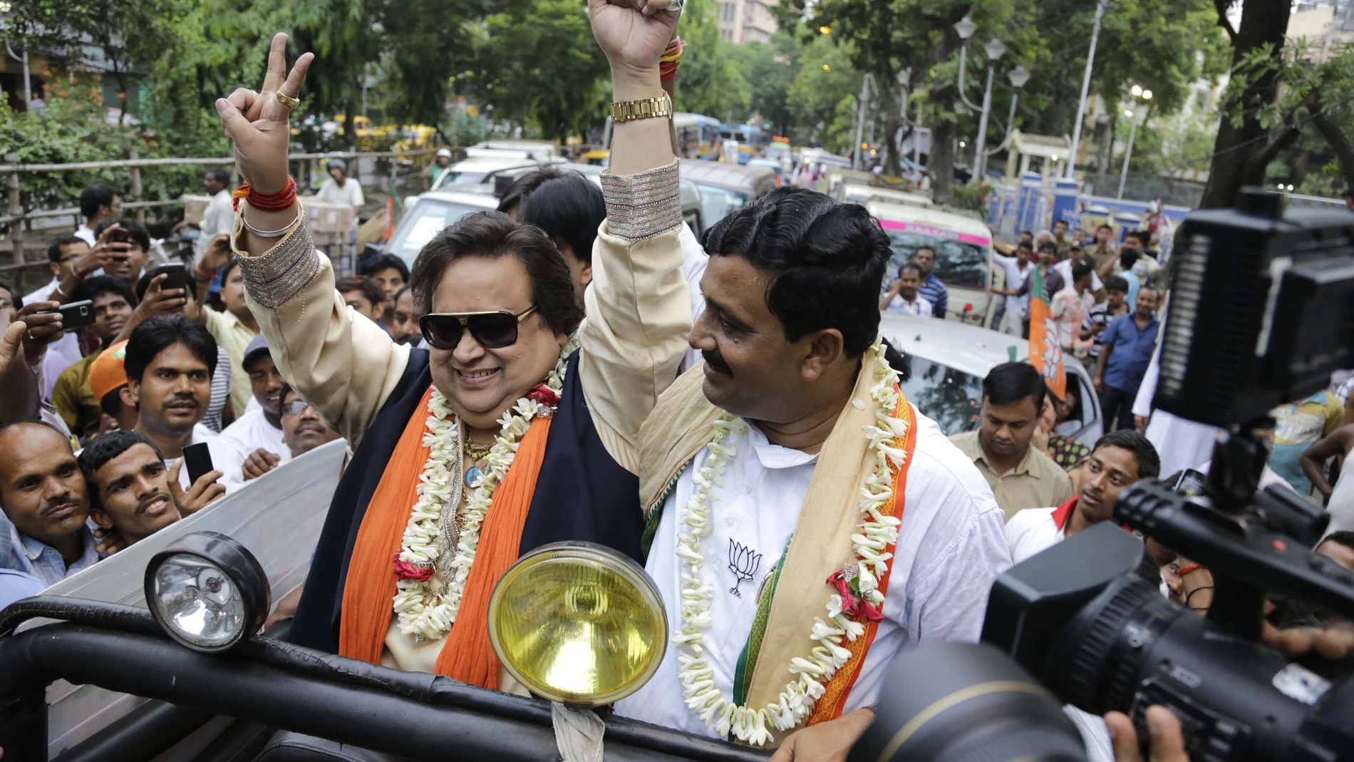 A la izda., Bappi Lahiri