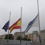 Las banderas ondean a media asta en la Autoridad Portuaria, a 16 de febrero de 2022, en Marín