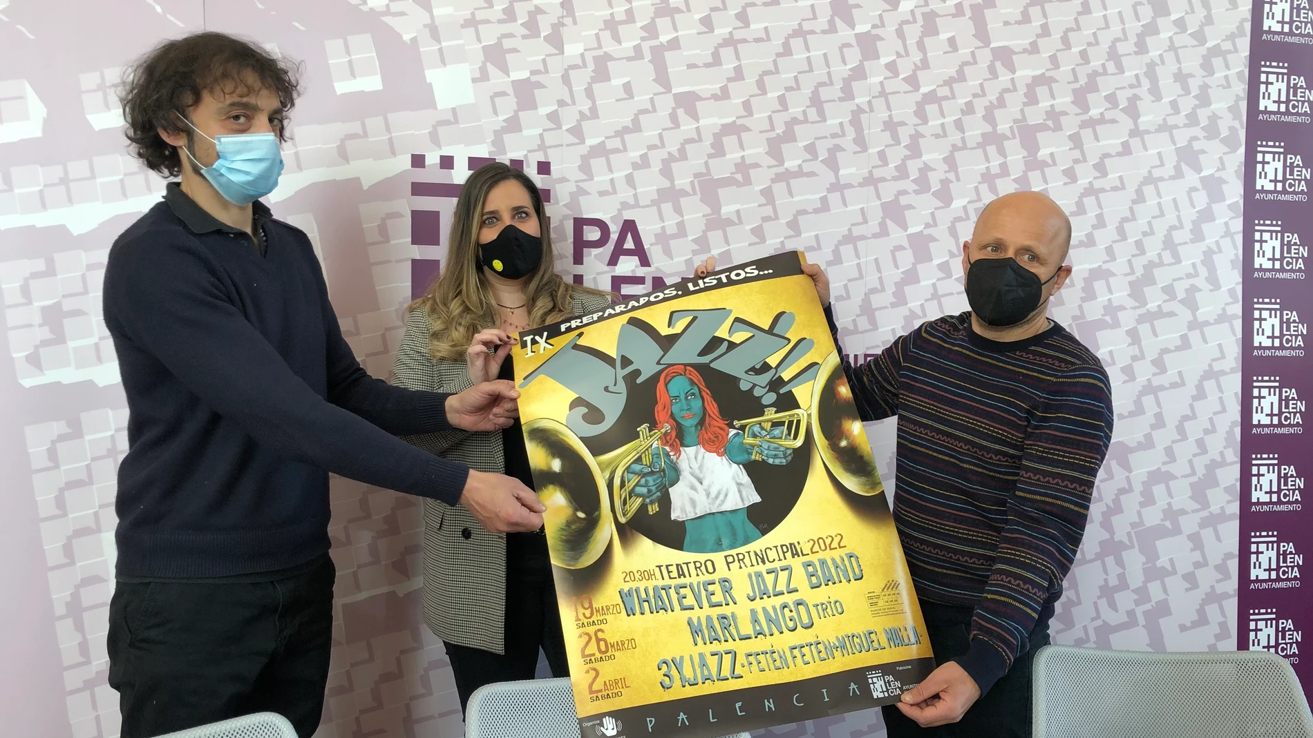 Laura Lombraña con los organizadores y el cartel del evento