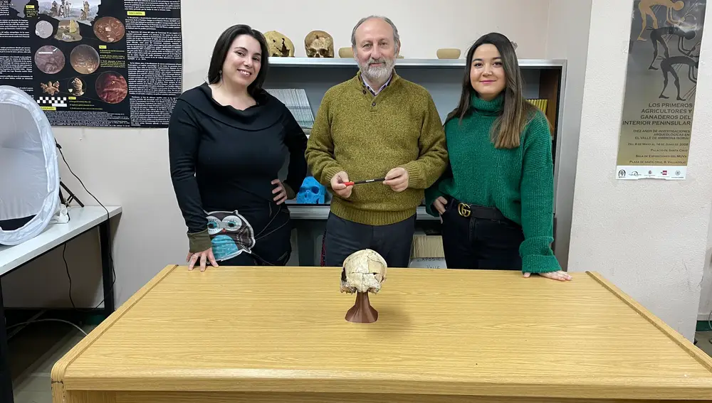 Los directores de la investigación Manuel Rojo Guerra, Cristina Tejedor Rodríguez y Sonia Díaz Navarro, con el cráneo objeto del estudio