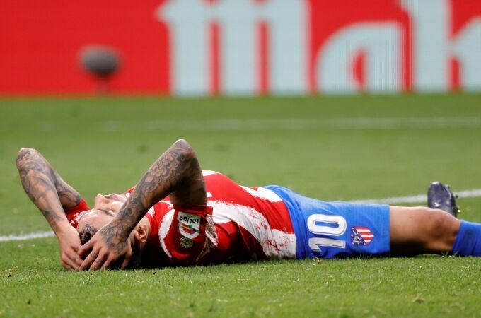 Ángel Correa se lamenta en el suelo tras fallar una ocasión en la derrota del Atlético ante el Levante en el Wanda Metropolitano