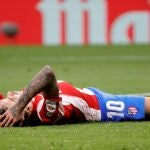 Ángel Correa se lamenta en el suelo tras fallar una ocasión en la derrota del Atlético ante el Levante en el Wanda Metropolitano