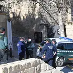 Agentes de la Guardia Civil y bomberos en los alrededores de la iglesia de Santo Domingo de Silos en Alcalá la Real (Jaén), donde ayer se encontró el cuerpo de la menor de 14 años