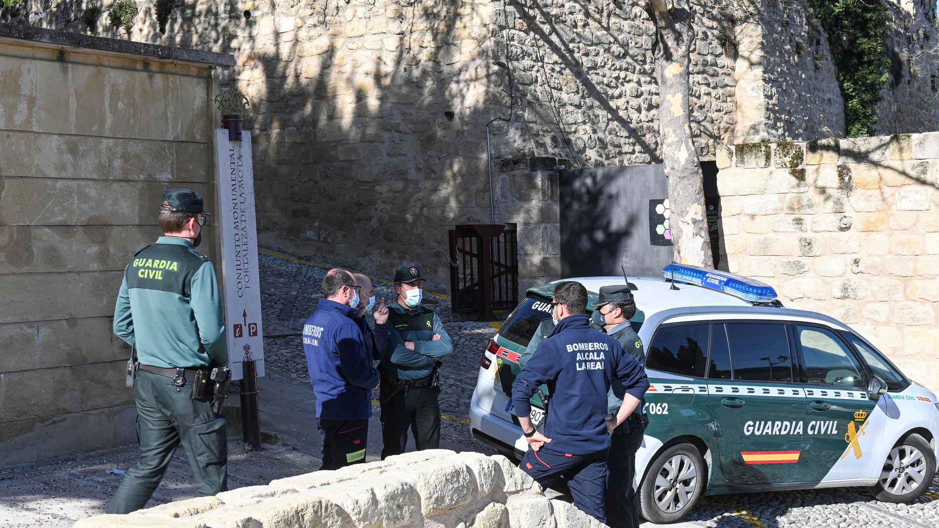 Agentes de la Guardia Civil y bomberos en los alrededores de la iglesia de Santo Domingo de Silos en Alcalá la Real (Jaén), donde ayer se encontró el cuerpo de la menor de 14 años
