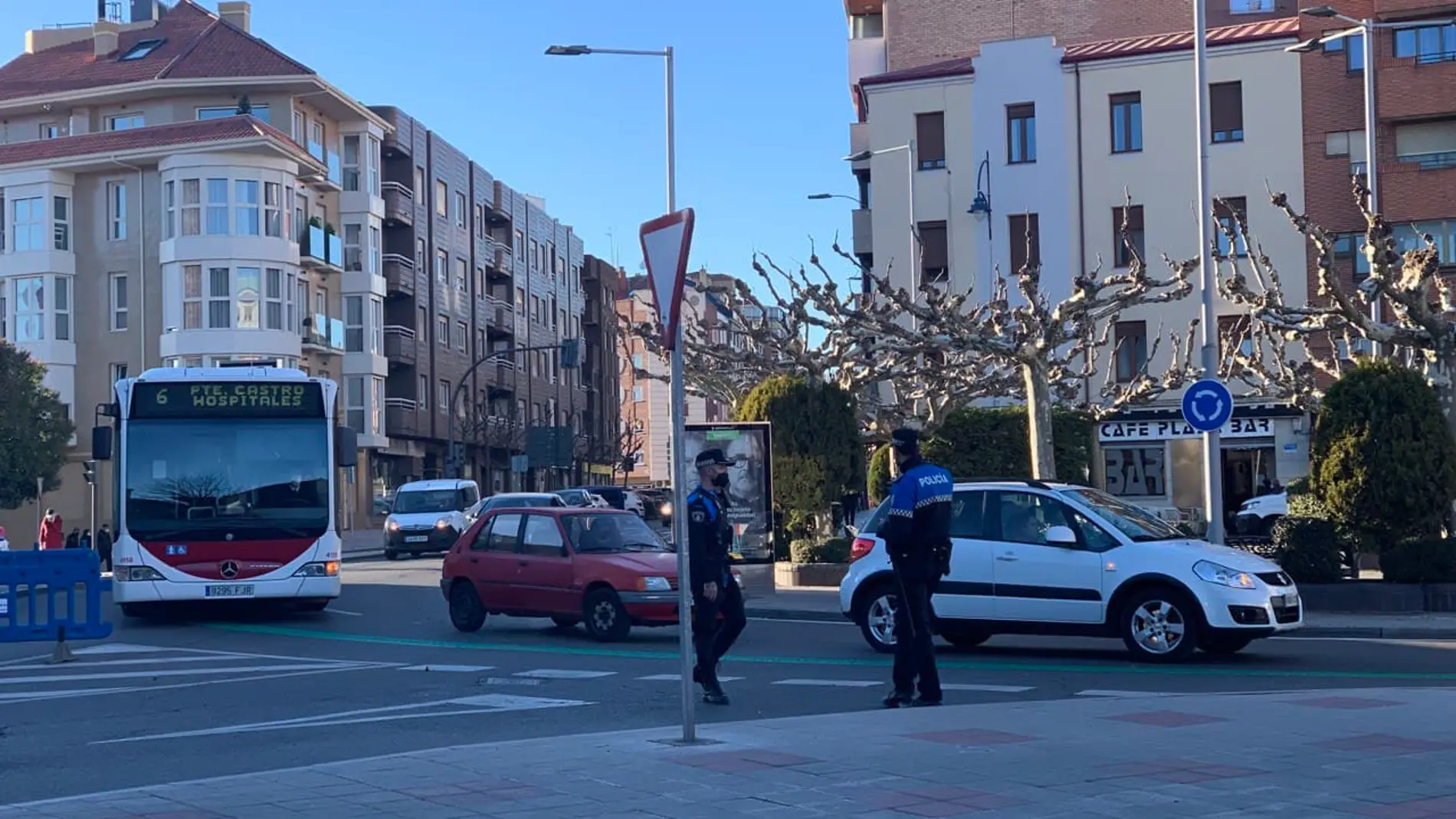 Patrullas de policía a pie por las calles de León