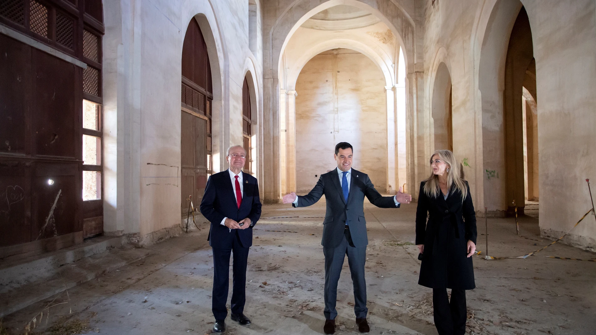 El presidente de la Junta de Andalucía, Juanma Moreno (c), junto al alcalde de Málaga, Francisco de la Torre (i), y la consejera de Cultura, Patricia del Pozo (d), durante la presentación de las obras de rehabilitación del antiguo Convento de la Trinidad de Málaga. EFE/Daniel Pérez
