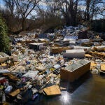 Vertidos ilegales en el río Guadarrama a su paso por la localidad madrileña de Arroyomolinos