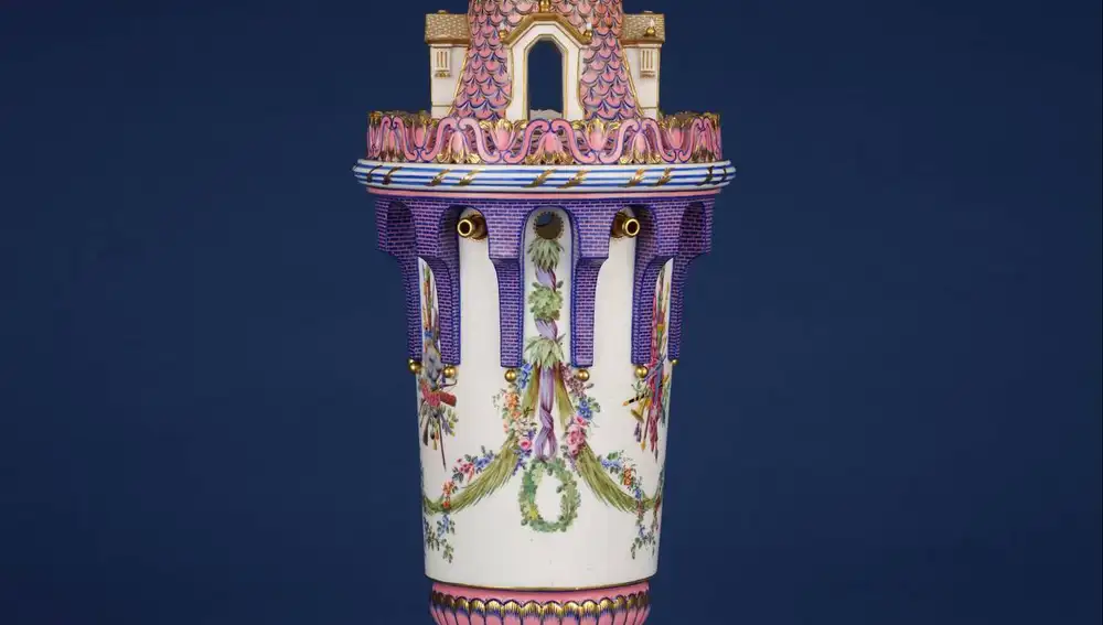 Jarrón de torre con tapa, manufactura de Sèvres, que evoca al palacio de &quot;La bella durmiente&quot;