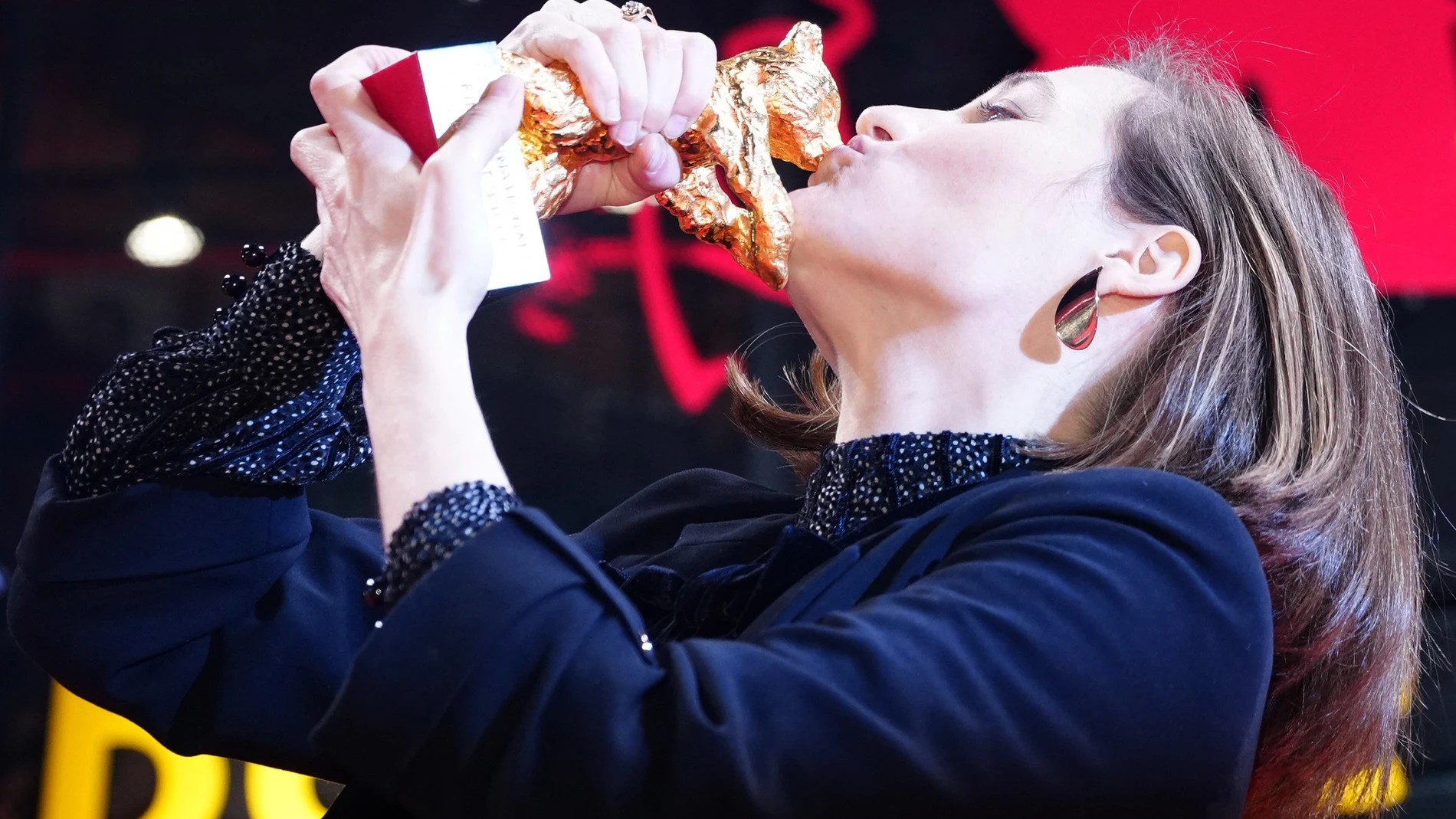 La directora Carla Simon recibe el Oso de oro por 'Alcarras'