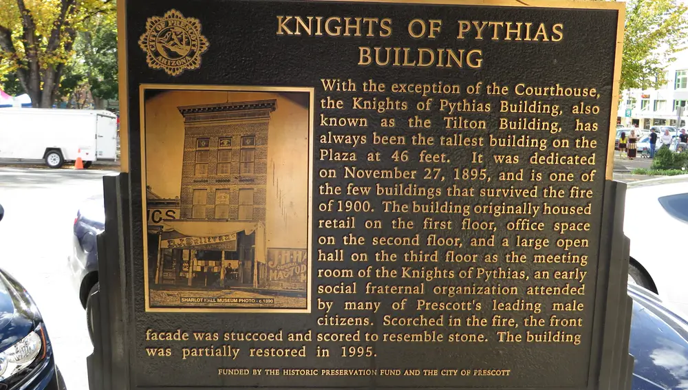 Placa de una de las sedes de &quot;Los Caballeros de Pythias&quot;