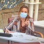 La diputada Virginia Lopo (PSOE) haciendo una peineta a Miriam Guardiola (PP) durante su intervención sobre la moción de la bajada de las cuotas de los autónomos