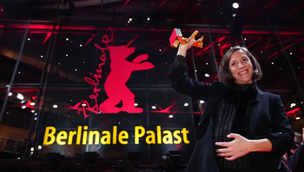 Carla Simón levantando el Oso de Oro en la 72º edición del Festival de Berlín
