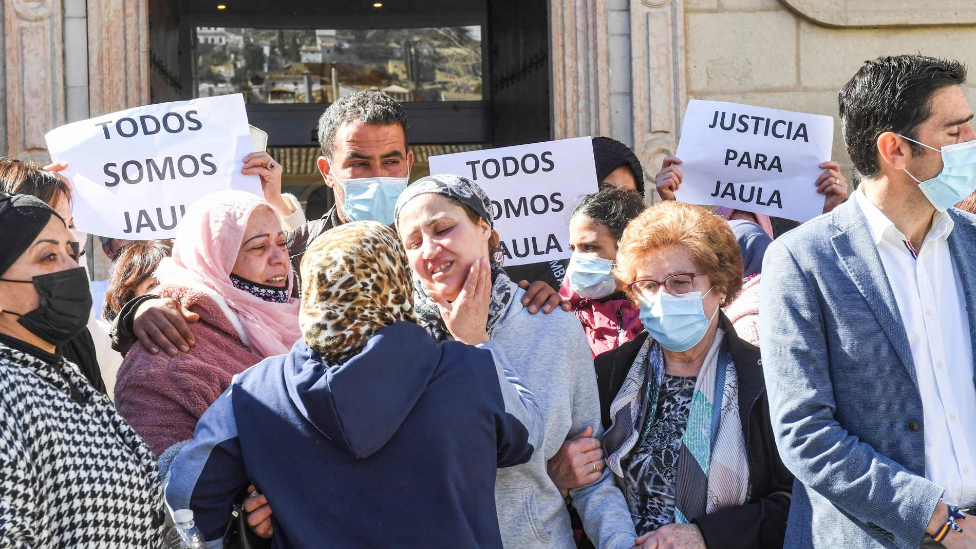 Los vecinos y amigos abrazan a Hakima, la madre de la menor asesinada