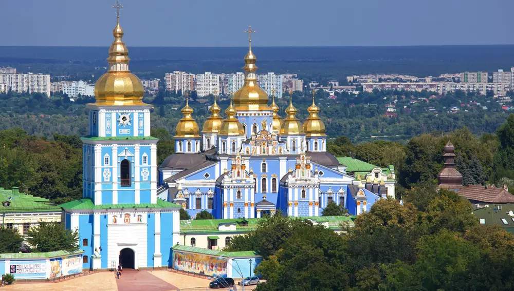 Las primeras versiones del Monasterio de las cúpulas doradas de San Miguel en Kiev (Ucrania) fueron construidas durante el Rus de Kiev.