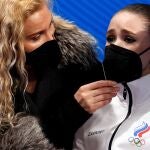 Kamila Valieva llora al lado de su entrenadora, Eteri Tutberidze, tras su ejercicio libre en los Juegos de Pekín