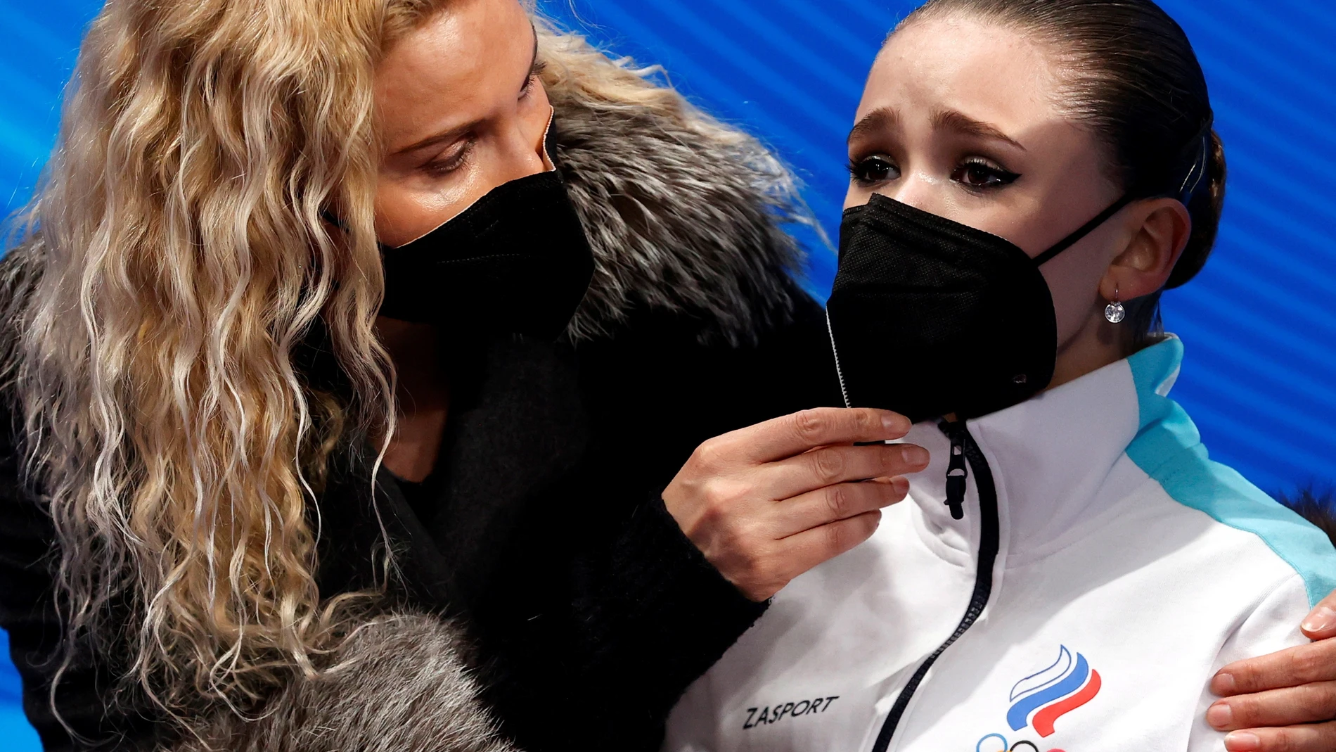 Kamila Valieva llora al lado de su entrenadora, Eteri Tutberidze, tras su ejercicio libre en los Juegos de Pekín