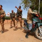 Soldados franceses patrullan en in Diabaly (Mali)