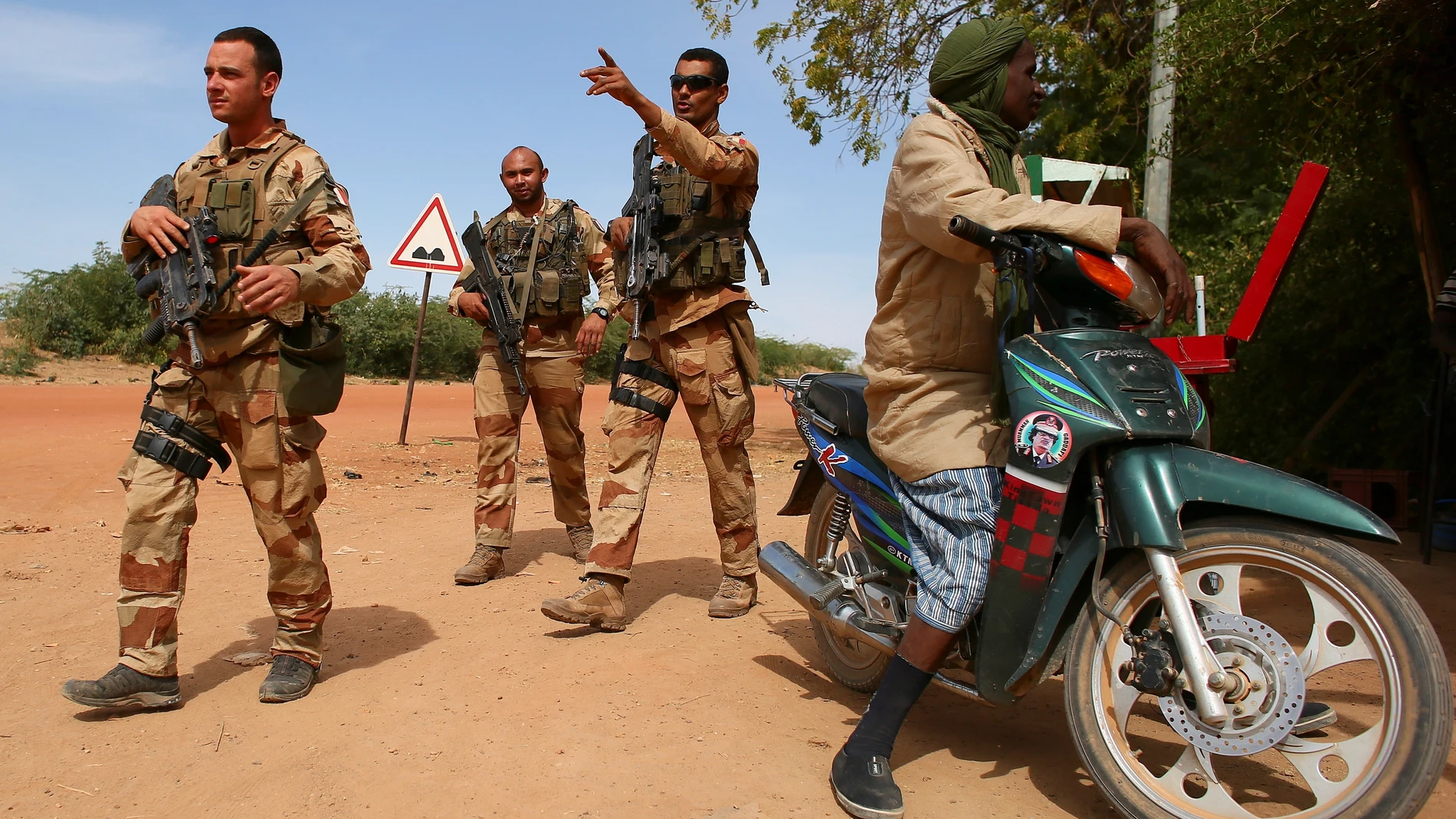 Soldados franceses patrullan en in Diabaly (Mali)