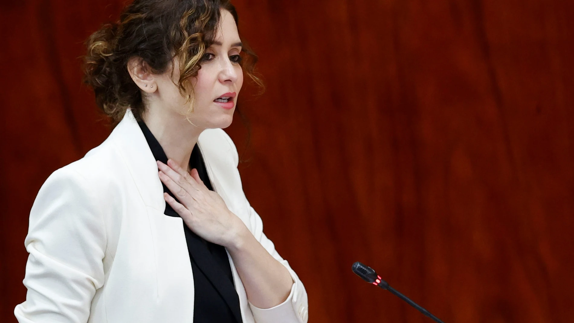 La presidenta de la Comunidad de Madrid, Isabel Díaz Ayuso interviene durante el pleno de la Asamblea de Madrid celebrado este jueves. EFE/ Javier Lizón