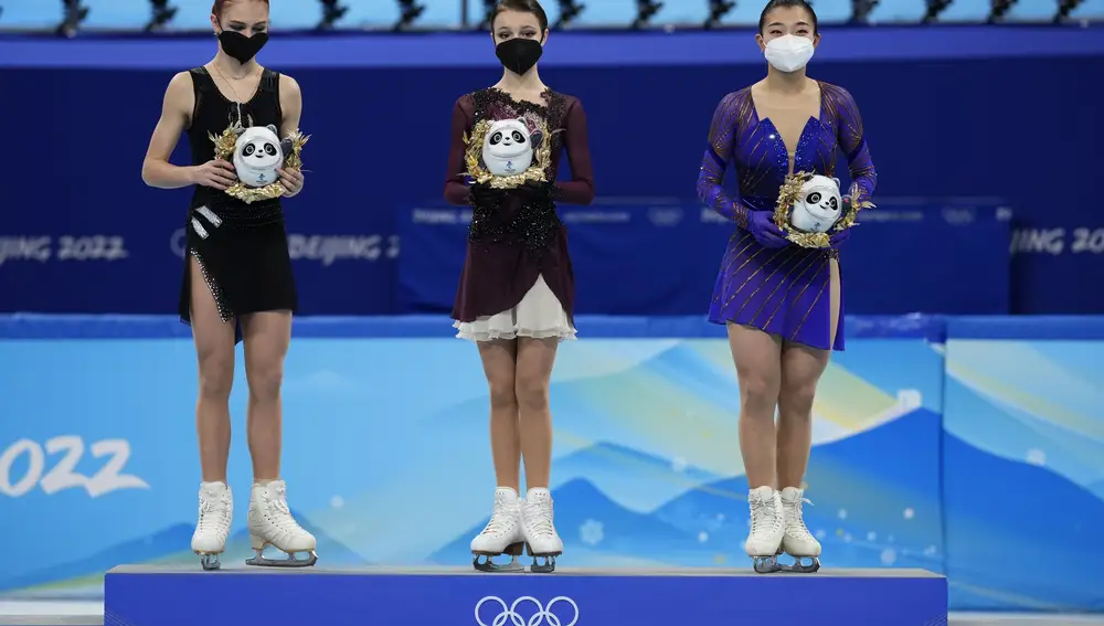 De izquierda a derecha: Alexandra Trusova (plata), Anna Shcherbakova (oro) y Kaori Sakamoto (bronce) en patinaje artístico en los Juegos de Pekín