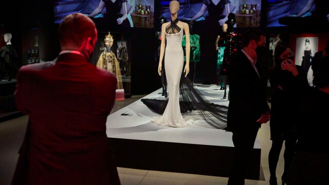 Vista de alguno de los trajes que forman parte de la exposición "Cine y moda. Por Jean Paul Gualtier" en el Caixaforum de Madrid este jueves. La exposición presenta 80 prendas icónicas de Audrey Hepburn, Sharon Stone o Madonna donde Jean Paul Gaultier plasma su mirada sobre el cine y la moda.