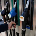 Un hombre se dispone a repostar en una gasolinera de Madrid