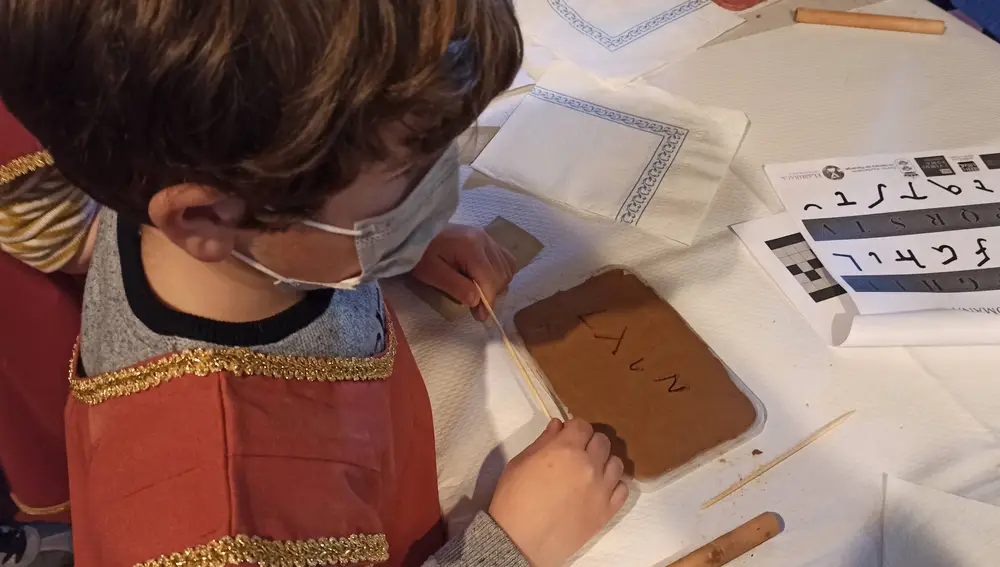 Un niño participa en uno de los talleres infantiles de "Fuimos Roma"