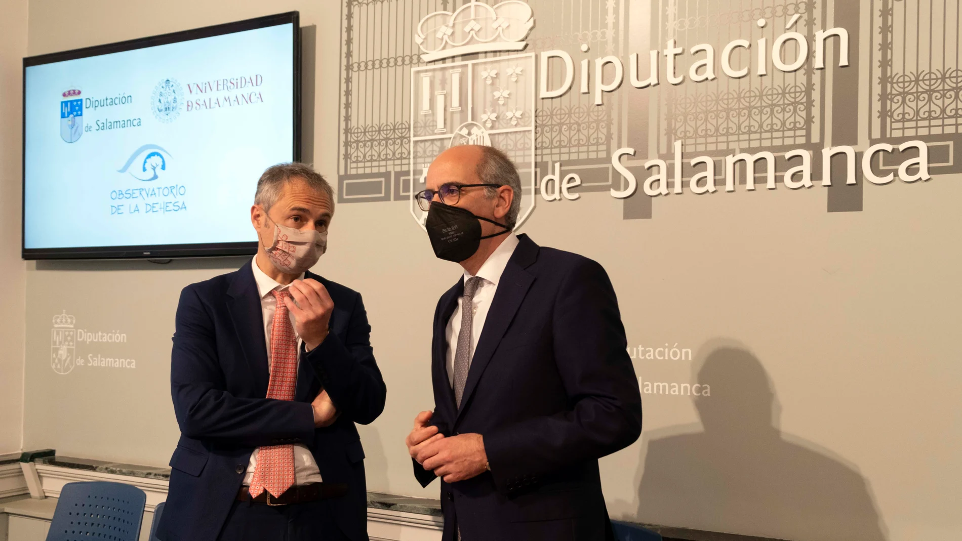 El presidente de la Diputación, Javier Iglesias, y el rector de la Universidad de Salamanca, Ricardo Rivero, presentan las actividades del Proyecto Observatorio de la Dehesa, con el fin de estudiar y conservar este ecosistema de la provincia salmantina