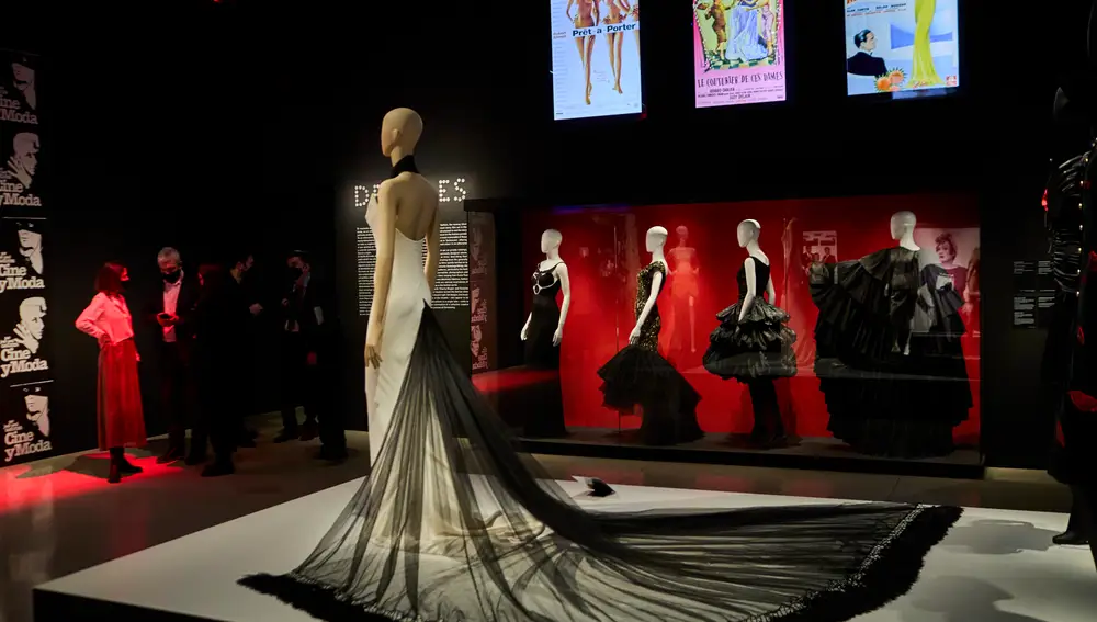 Uno de los vestidos más espectaculares de la muestra de la colección &quot;La parigote&quot;, ribeteado con plumas de avestruz y usado por Catherine Deneuve en la serie &quot;Dangerous Liaissons&quot;