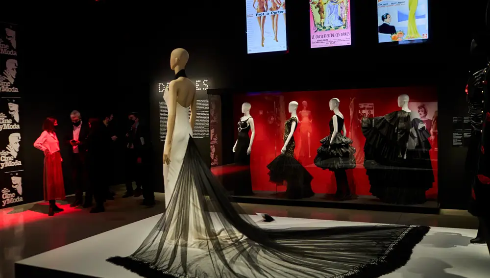 Uno de los vestidos más espectaculares de la muestra de la colección "La parigote", ribeteado con plumas de avestruz y usado por Catherine Deneuve en la serie "Dangerous Liaissons"