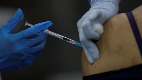 Una enfermera aplica una dosis de la vacuna contra la covid-19,
