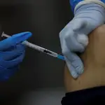 Una enfermera aplica una dosis de la vacuna contra la covid-19,