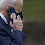 Joe Biden hablando por teléfono