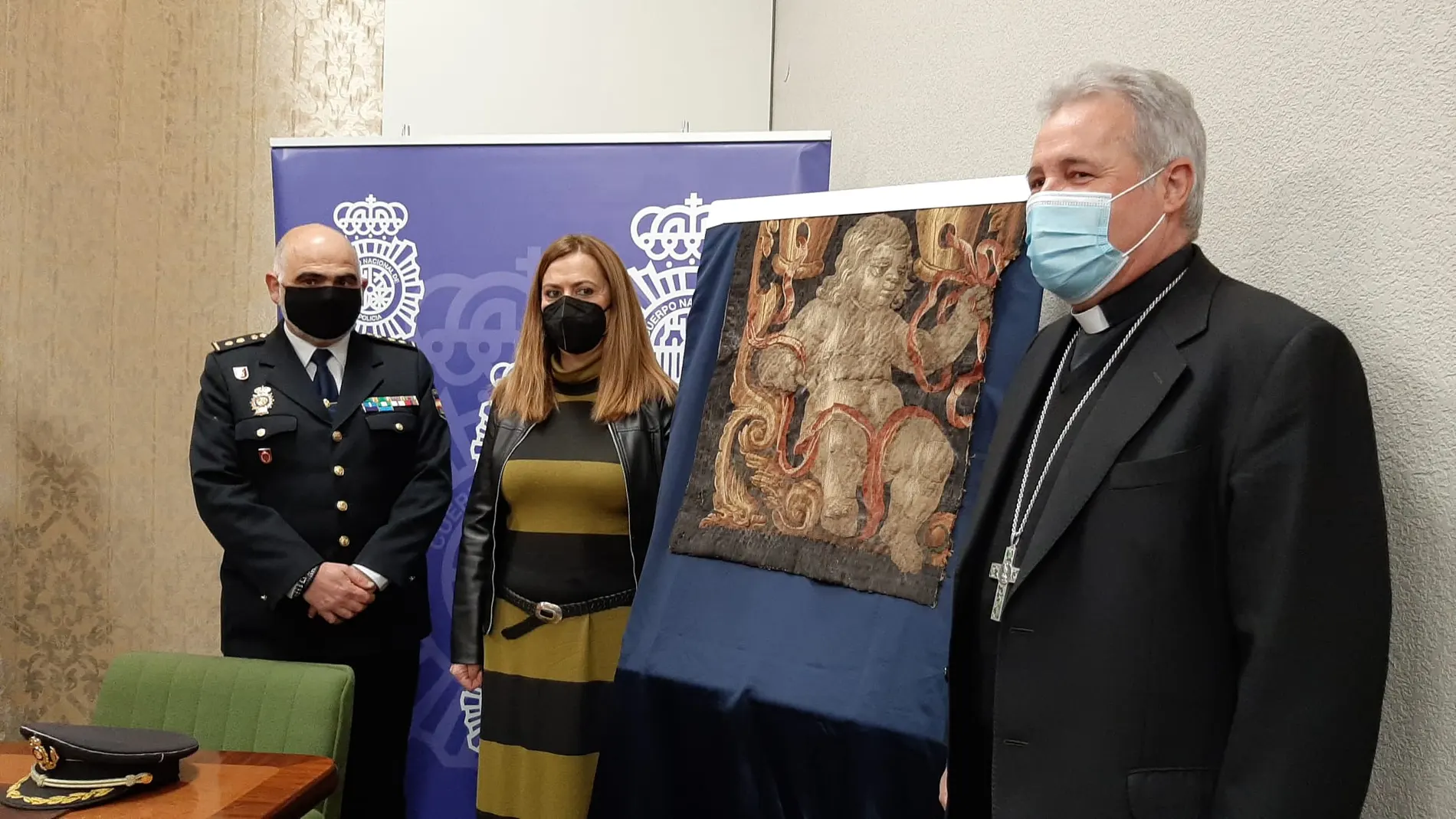Virgina Barcones hace entrega de la última parte del tapiz robado al arzobispo de Burgos, Mario Iceta
