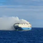 El barco de mercancías Felicity Ace navega a la deriva en el Atlántico en medio de las llamas