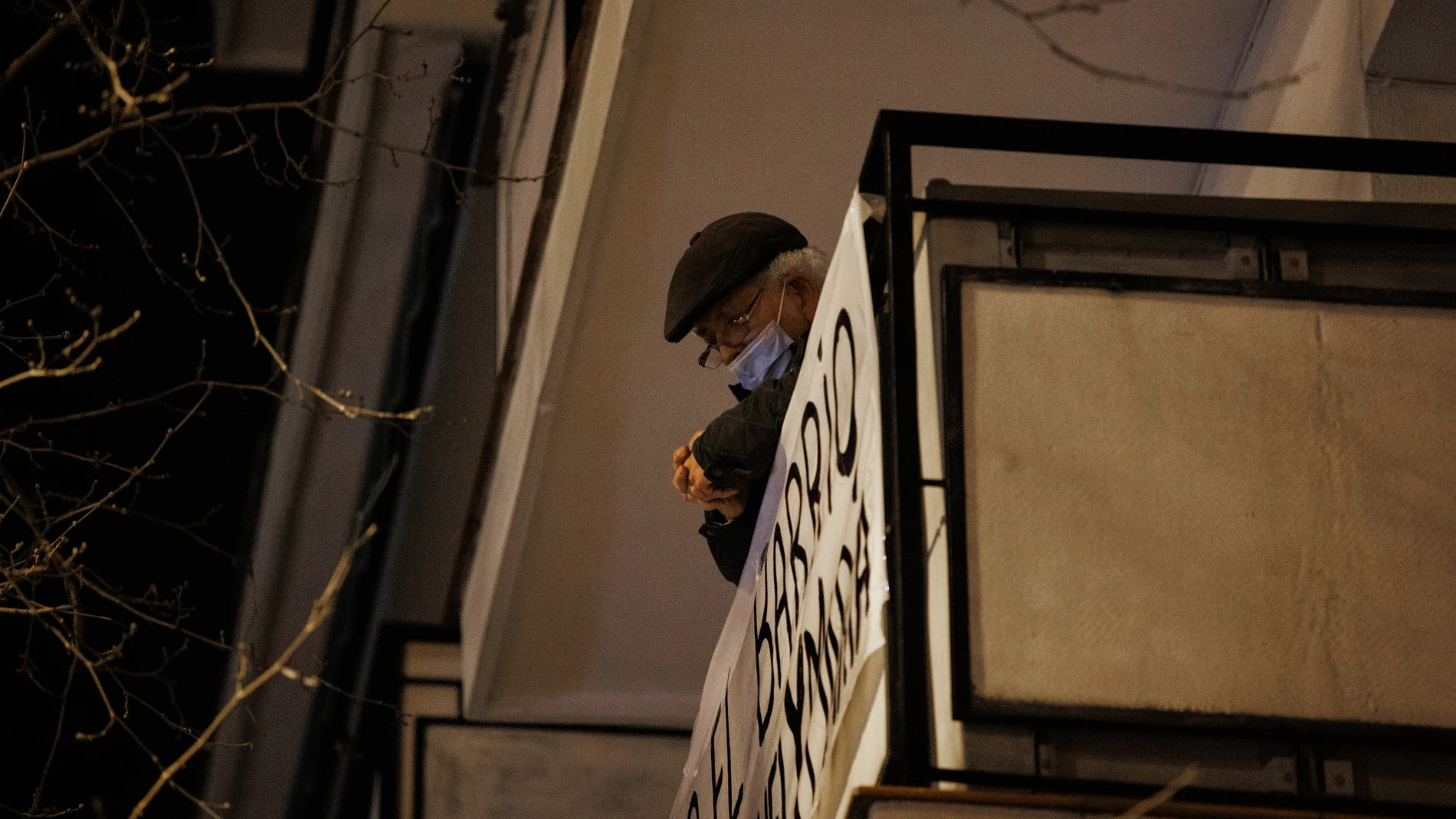José Manuel, de 79 años, en la terraza de su domicilio de la calle Vía Carpetana 109 mientras intentan desahuciarle junto a su mujer, de 82 años, en Carabanchel, a 18 de febrero de 2022, en Madrid, (España).