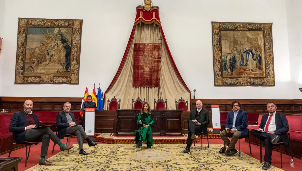 (De I a D): Jorge Losada director de RTVCYL; Luís Jaramillo, director de COPE CyL; Mónica Alaejos, profesora de la USAL; Ramiro Vega, SER CyL; Luís Cañon, Director de Atresmedia radio en Castilla Y León; y Luis Miguel Torres, director de Agencia Ical.