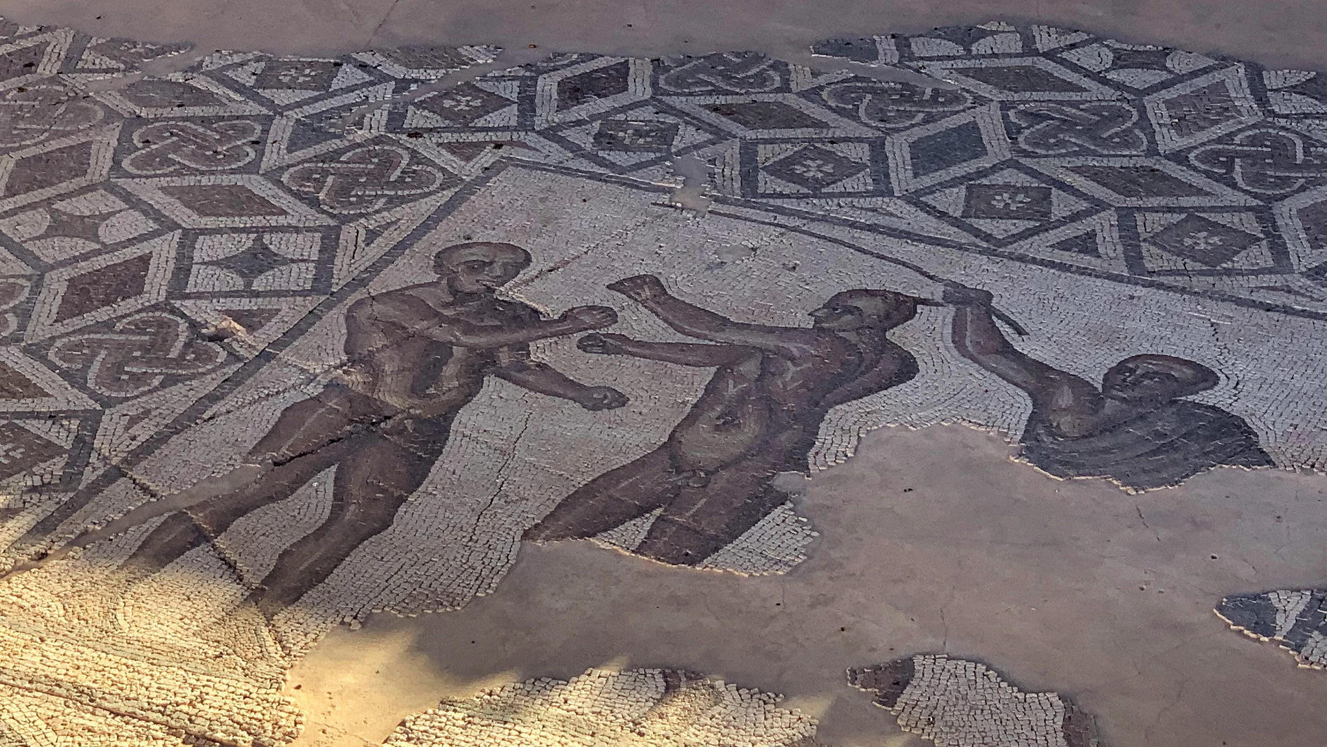 Detalle del mosaico ‘Pugilator’ que se conserva en las termas romanas de Herrera (Sevilla). EFE/Fermín Cabanillas