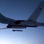 Un bombardero estratégico ruso Tu-160 dispara un misil de crucero a objetivos de prueba, durante ejercicios militares, Rusia en 2020