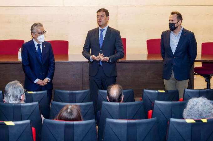 El consejero de la Presidencia en funciones, Ángel Ibáñez, mantiene una reunión con funcionarios de la Junta de Castilla y León de Burgos